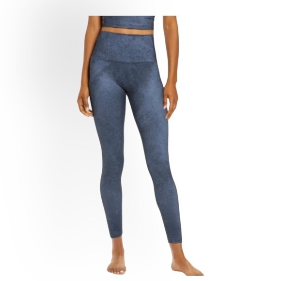 Beyond Yoga Lux High Waist Leggings in Distressed Navy. - Picture 5 of 12